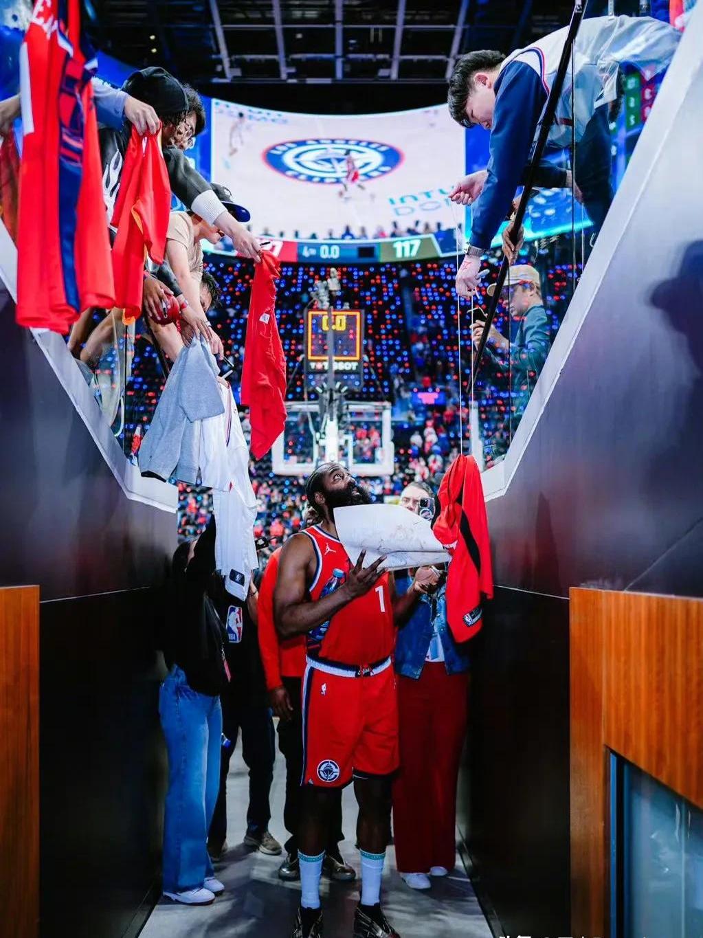 亚博体育字母哥巅峰对决，哈登与60激战加拿大队分钟，赛况扑朔迷离胜负难料！的简单介绍